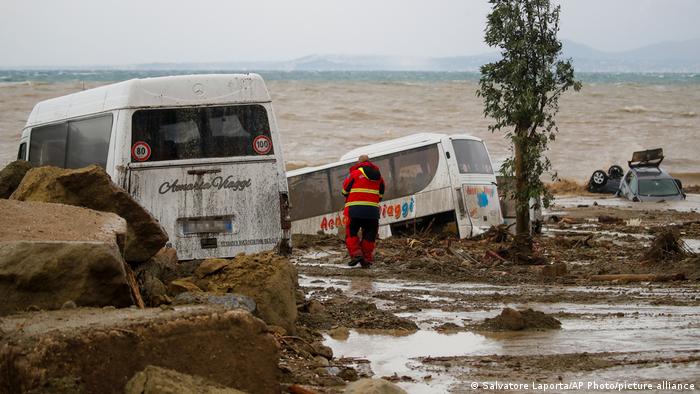 هطلت الأمطار بغزارة على كاساميتشولا تيرمي، إحدى البلدات الست الصغيرة في الجزيرة ما سبب فيضانات وانهيار أرضي
