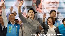 Chiang Wan-an (M), Bürgermeisterkandidat der taiwanesischen Kuomintang-Partei (KMT), jubelt über seinen Wahlsieg. Die Inselbewohner haben insgesamt 21 Bürgermeister und rund 11 000 Gemeinderäte gewählt. Dabei hat die oppositionelle Kuomintang-Partei (KMT) im Vergleich zu den letzten Wahlen vor vier Jahren deutliche Gewinne erzielen können. In der Hauptstadt Taipeh hat mit Chiang Wan-an ebenfalls ein Kandidat der KMT den Bürgermeisterposten gewonnen. +++ dpa-Bildfunk +++
