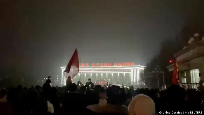 烏魯木齊大火一把燒出中國遍地開花的示威活動。圖為11月25日，新疆烏魯木齊示威現場，有人高舉中國國旗。