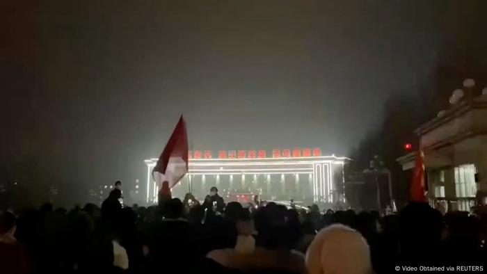 新疆乌鲁木齐在大火夺走至少10人性命后，爆发反清零政策的示威行动。 