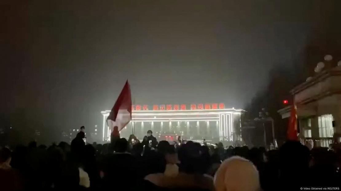 Pessoas protestam à noite