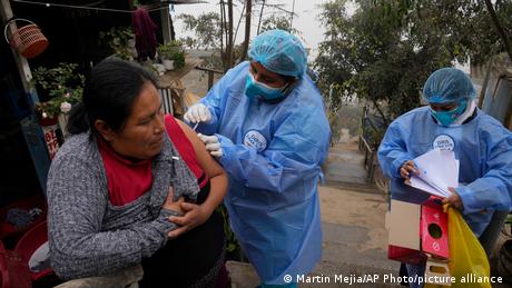 La inmunización en el Perú comenzó en febrero de 2021, tras el arribo del primer lote de vacunas procedentes de China. La vacunación continúa en todo el país, informaron las autoridades.
