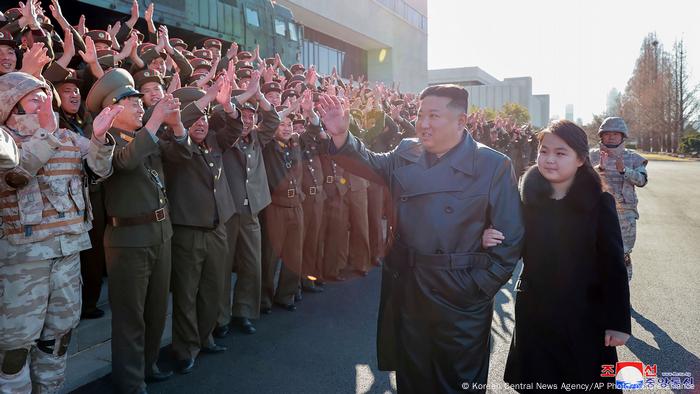 Los medios de propaganda norcoreanos publicaron por primera vez, fotografías de Kim Jong Un, con su hija, saludando a soldados del ejército de su país que lo vitorean.