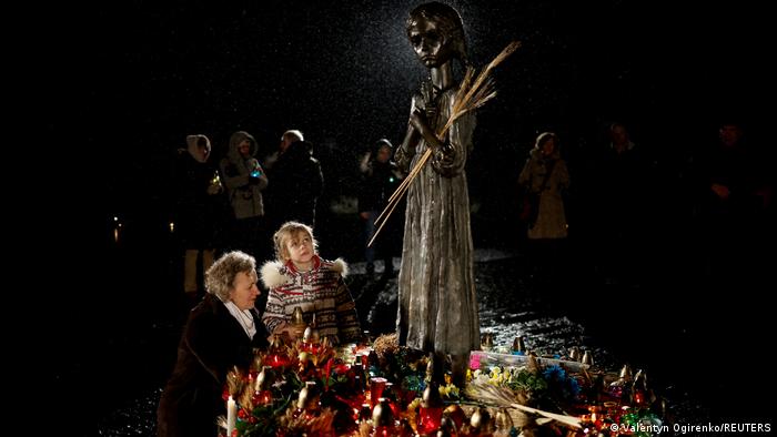 BdTD | Ukraine | Menschen besuchen ein Denkmal für Holodomor-Opfer in Kiew