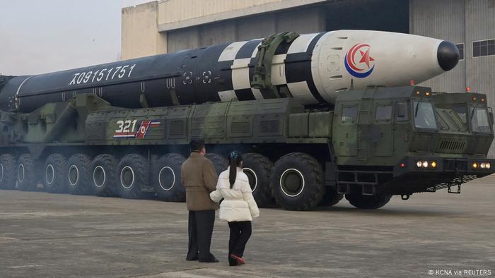 El líder norcoreano Kim Jong Un, junto con su hija, inspecciona un misil balístico intercontinental. Imagen de archivo.