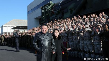 Nordkorea Machthaber Kim Jong Un und seine Tochter Jue auf dem Hwasong-17-Raketen-Stützpunkt (26.11.2022)