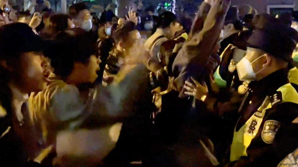 Protests spread across China amid zero-COVID anger – DW – 11/27/2022
