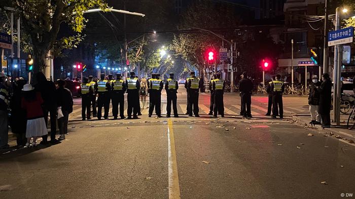 26日上海市民走上街头自发悼念火灾遇难者并抗议清零政策