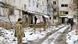 Soldados ucranianos de pie en una calle de Kiev, donde se ha restablecido el suministro de electricidad. (Archivo: 26.11.2022) Soldados ucranianos de pie en una calle de Kiev, donde se ha restablecido el suministro de electricidad. (Archivo: 26.11.2022)