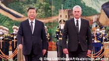 Xi Jinping (l), Präsident von China, und Miguel Diaz-Canel Bermudez, Präsident von Kuba, gehen während einer Begrüßungszeremonie in der Großen Halle des Volkes. Der chinesische Präsident und sein kubanischer Amtskollege versprachen sich am Freitag bei einem Treffen gegenseitige Unterstützung in Bezug auf die «Kerninteressen» der beiden kommunistischen Staaten. +++ dpa-Bildfunk +++