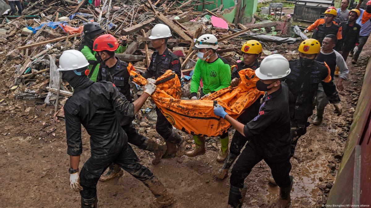 Indonesia earthquake death toll hits 321 as search continues DW 11