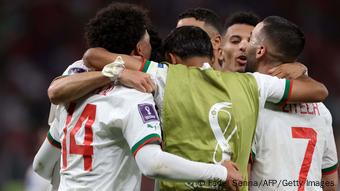 Les joueurs du Maroc s'enlacent après leur victoire face à la Belgique 