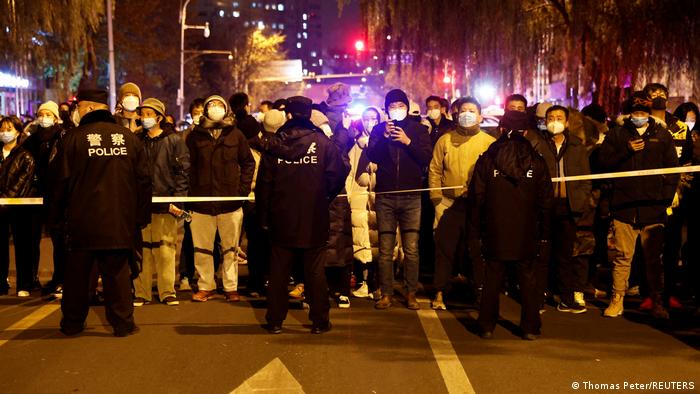 11月27日晚间北京街头的抗议者
