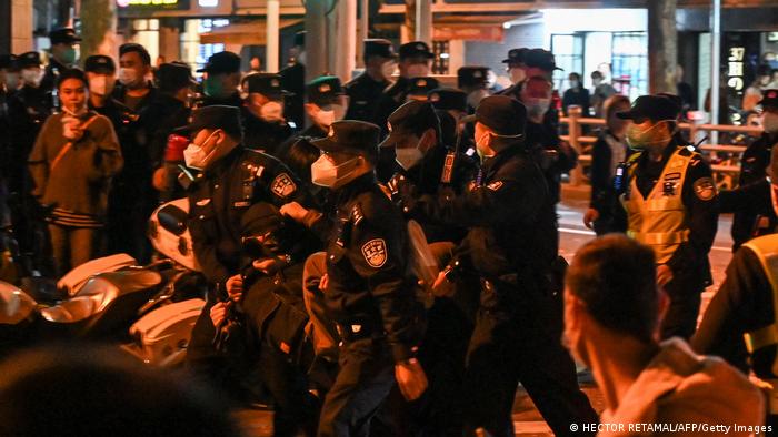 Shanghai: Sicherheitskräfte führen Protestierende ab 