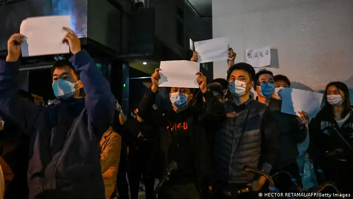 在上海表达抗议诉求的群众。