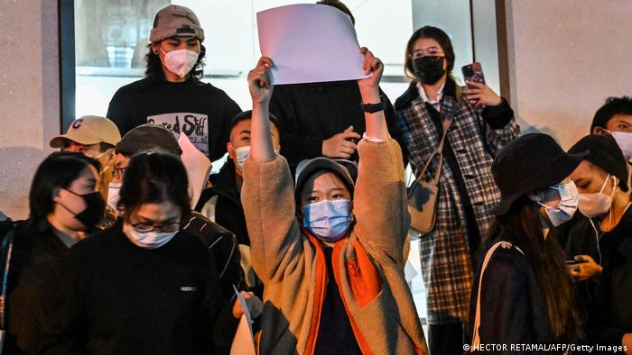 Shanghai: Aus Protest gegen Chinas rigides Vorgehen gegen Kritiker hält eine Studentin ein unbeschriebenes Blatt Papier hoch 