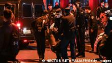 الشرطة الصينية تعتقل أحد المحتجين في شنغهاي ضد سياسية صفر كوفيد 27.11.2022