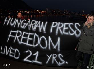 Demonstranten halten Spruchband in die Höhe: HUNGARIAN PRESS FREEDOM LIVED 21 YRS. (Foto: ap)