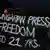 Demonstranten halten Spruchband in die Höhe: HUNGARIAN PRESS FREEDOM LIVED 21 YRS. (Foto: ap)