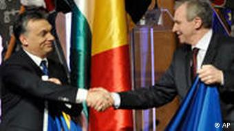 Händeschütteln zwischen Orban und Yves Leterme (Belgien), beide halten EU-Fahne (Foto: ap)