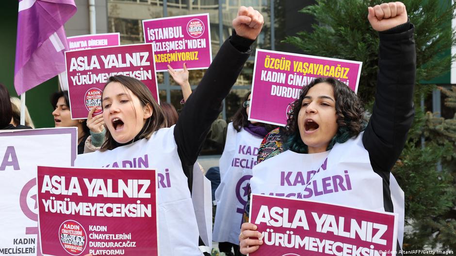 Türkiye'de 24 saatte 6 kadın öldürüldü

Kadın örgtüleri tepkili:

"3 kadın uzaklaştırma kararına rağmen öldürüldü. Bu ne demek? Bu kadınlar, devlete başvurmuş 'ölmek istemiyorum, beni koruyun' demiş"

"Etkin önlem almayan her kurum sorumludur"