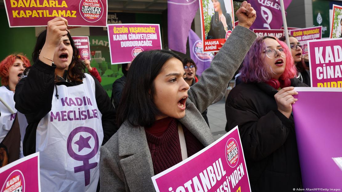Bir protesto gösterisine katılan kadınlar - (27.11.2022 / Ankara)