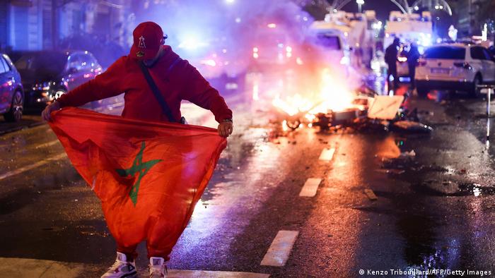 Distintos actos vandálicos se desencadenaron en el centro de Bruselas tras la victoria de Marruecos sobre Bélgica en el Mundial de Fútbol Qatar 2022, con decenas de personas arremetiendo contra el mobiliario urbano, vehículos privados, scooter eléctricos y las fuerzas del orden, según la policía. (27.11.2022)