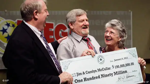 Bill Hanson von der Washington State Lottery übergibt einen überdimensionalen Scheck an Jim und Carolyn McCullar(Foto: ap)