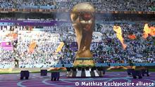 Fussball, Herren, Saison 2022/23, WM in Katar, Gruppe C (1. Spieltag), Argentinien - Saudi-Arabien im Lusail Iconic Stadium in Lusail, Der WM Pokal in Übergrösse , 22.11. 2022, Foto: Matthias Koch