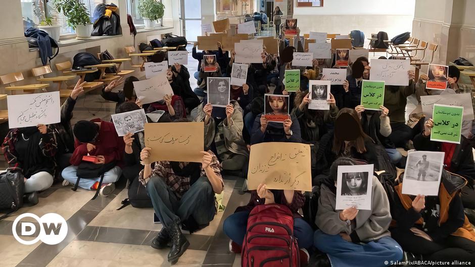 Iran: Zehn Jahre Ausreiseverbot für protestierende Studenten