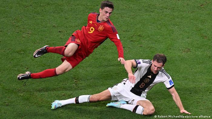 Zweikampf zwischen Leon Goretzka und Gavi beim WM-Spiel Deutschland gegen Spanien