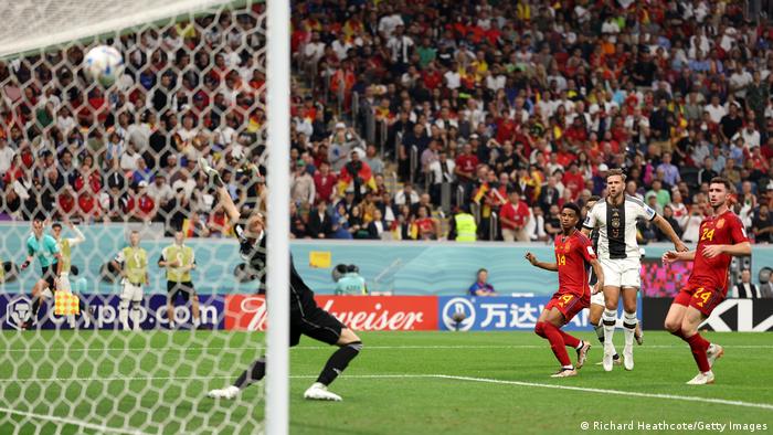 Niclas Füllkrug beobachtet bei seinem Schuss zum 1:1 im WM-Spiel gegen Spanien, wie der Ball im Tor einschlägt