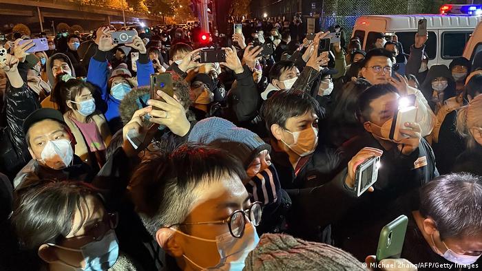 2022年11月28日，在北京，抗议者在为乌鲁木齐致命火灾的受害者举行集会。