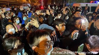 回憶起27日晚間在北京亮馬河的示威行動，王女士說她對於在北京看到這麼多人聚在一起喊口號反對清零政策，感到不可思議。