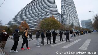 Στην ουρά για τεστ κορωνοϊού στο Πεκίνο