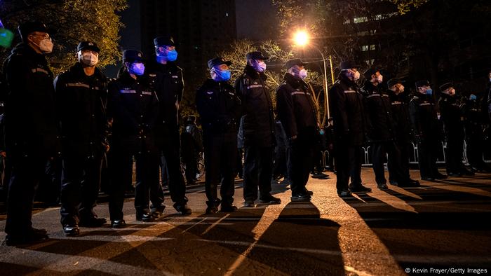 2022年11月27日，北京反封控抗疫期间，警察拉出警戒防线的画面 。