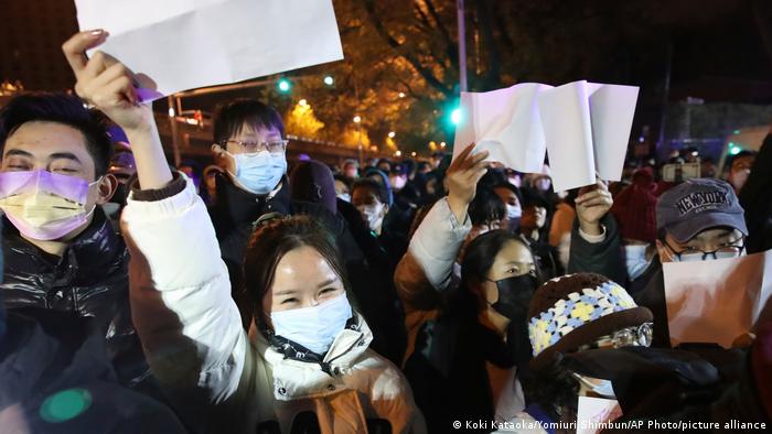 在2022年11月底的抗议活动中，很多年轻人手举白纸表达诉求，图为11月27日夜间的北京亮马桥