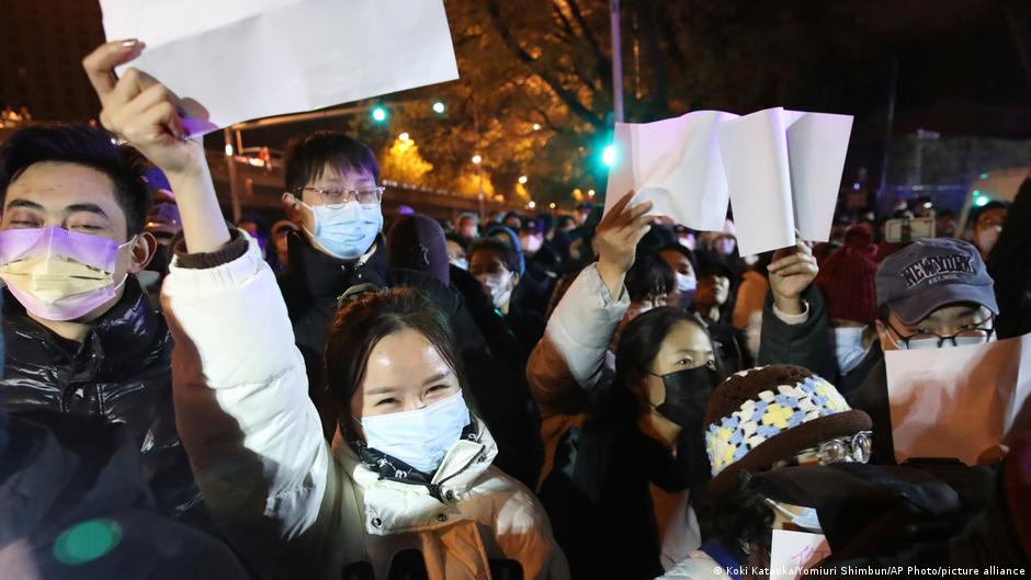 Prazni, beli listovi papira koje nose demonstranti postali su simbol protesta protiv kineske kovid-politike