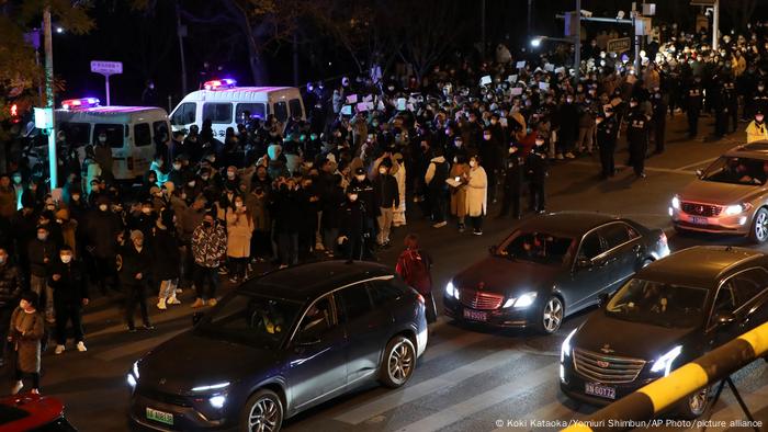 11月27日，北京亮马桥一带，不只示威者高举白纸抗议，过路汽车也鸣笛声援。