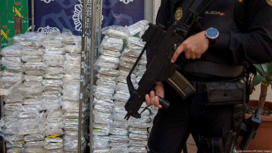 Un policía español custodia un decomiso de cocaína realizado en Málaga en 2018.