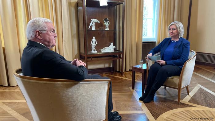 Bundespräsident Frank-Walter Steinmeier im Gespräch mit DW-Current-Politics-Leiterin Rosalia Romaniec im Schloß Bellevue in Berlin