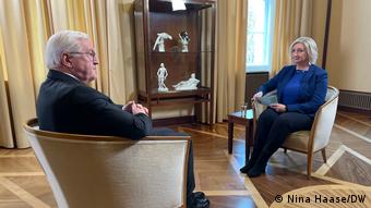 Berlin | DW Current Politics-Leiterin Rosalia Romaniec mit Bundespräsident Frank-Walter Steinmeier im Exklusiv-Interview