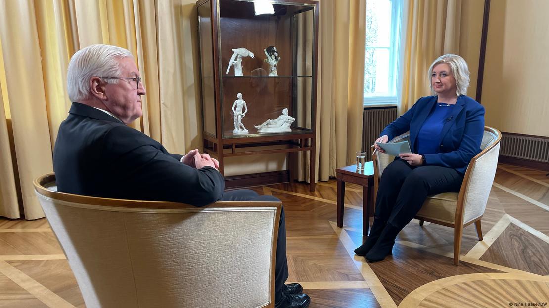 O presidente alemão, Frank-Walter Steinmeier, em entrevista exclusiva à jornalista Rosalia Romaniec, da DW, no Palácio Bellevue, em Berlim.