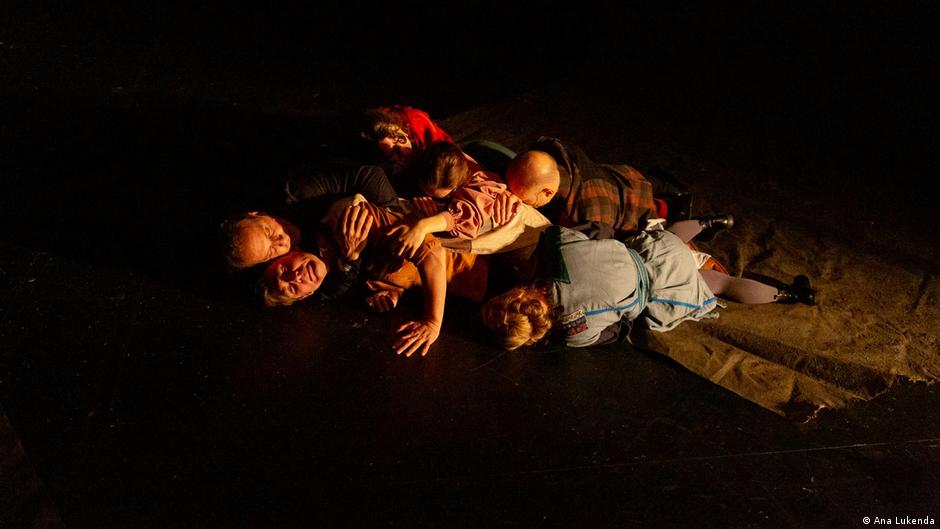 Scena iz predstave „Revolucija glađu ubija svoju decu“