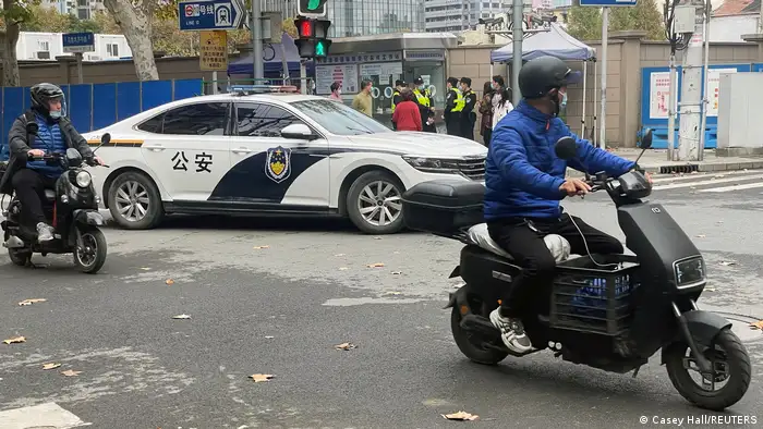 11月28日上海乌鲁木齐路警车当道