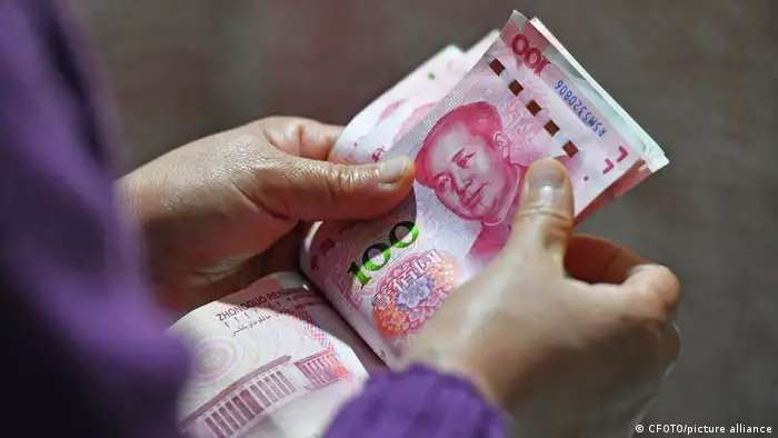 Themenbild China & Wirtschaft | Fuyang, Privatmensch zählt Geldscheine