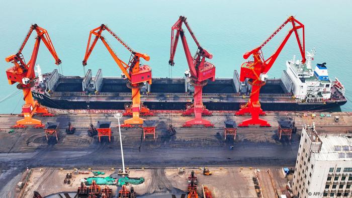 El Acuerdo Global de Inversión UE-China que se había firmado a finales de 2020, se congeló como consecuencia de sanciones impuestas por la UE contra funcionarios chinos en 2021