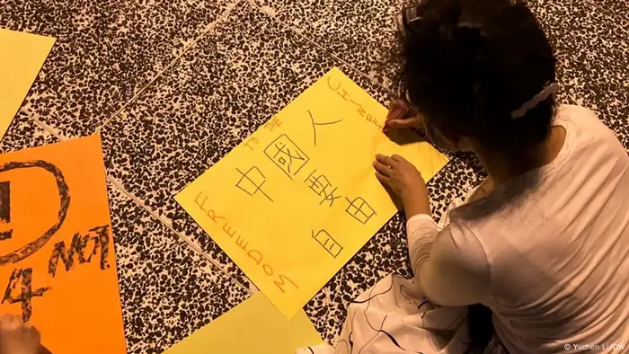 11月27日台北自由廣場上，有示威民眾寫下聲援中國抗議標語。