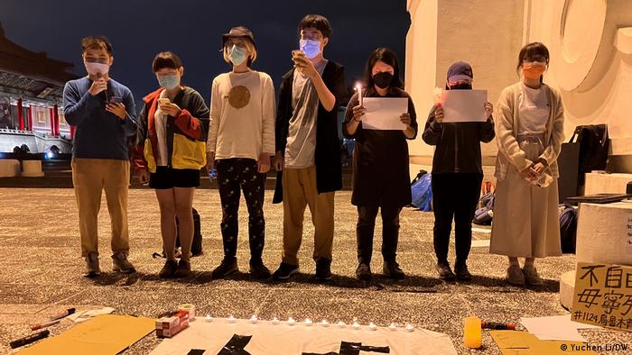 台北示威民眾接力誦讀中國防疫各次生災害事件及遭瘋傳的社群貼文。