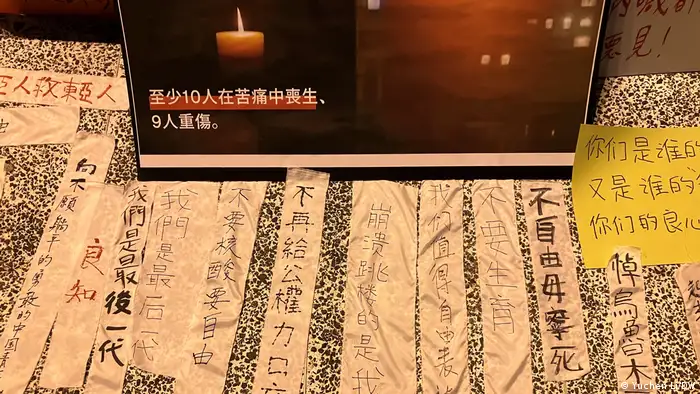 散佈在台北自由廣場上的反中國政府「清零政策」標語。
